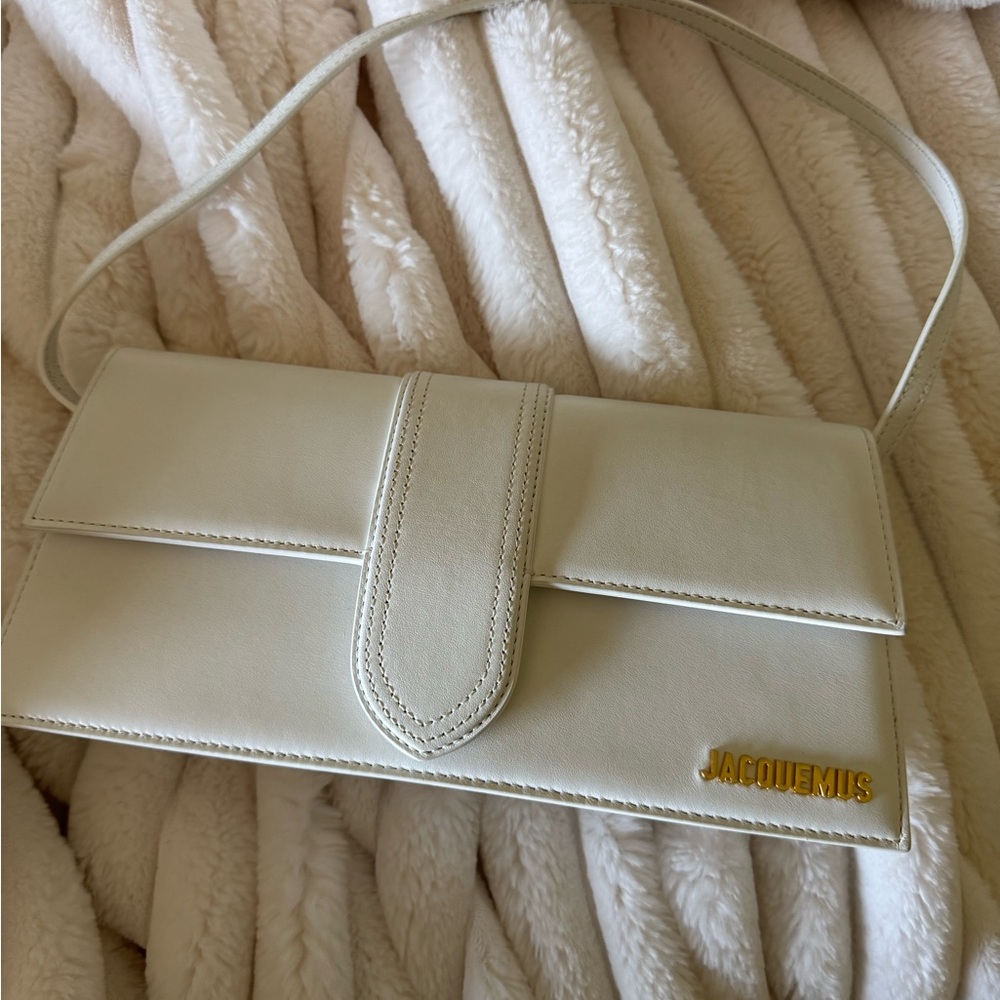 Jacquemus White Clutch with Structured Design and Gold Hardware